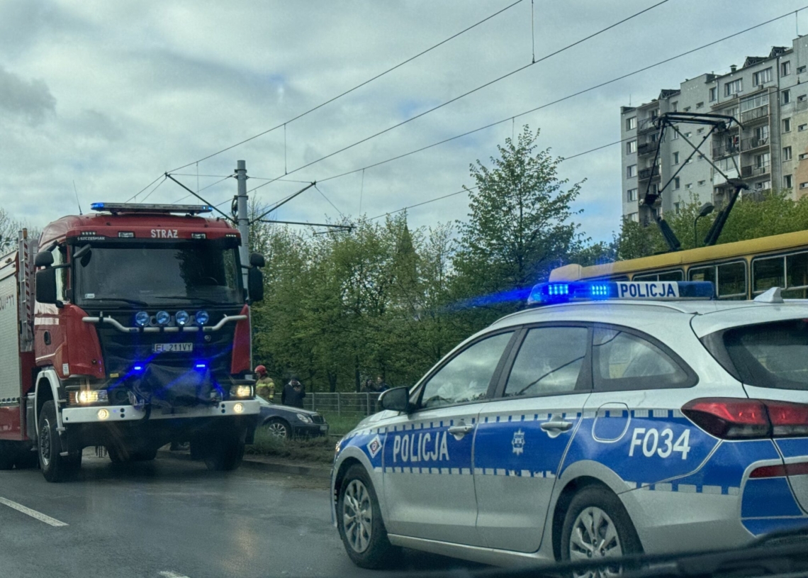 Zatrzymanie ruchu tramwajowego na ul. Zgierskiej w obu kierunkach. Auto utknęło w torowisku, więc 3 linie kursują na Żabieniec