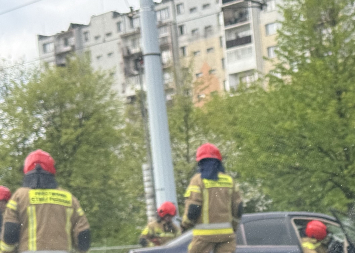 Zatrzymanie ruchu tramwajowego na ul. Zgierskiej w obu kierunkach. Auto utknęło w torowisku, więc 3 linie kursują na Żabieniec