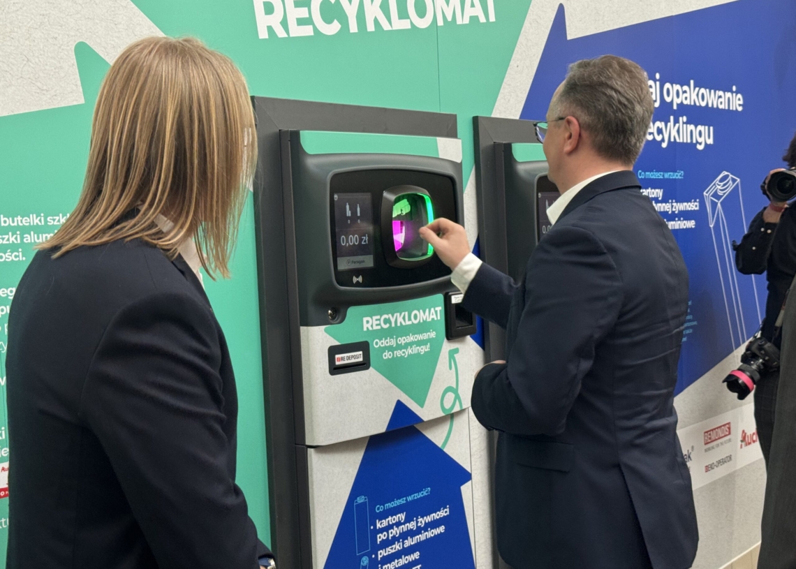 System kaucyjny zaczyna obowiązywać od 2025 r., ale w Pasażu Łódzkim już działa recyklomat