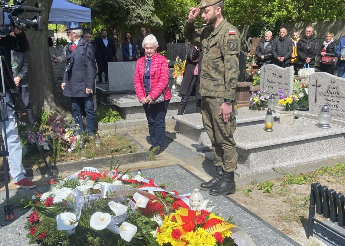 Odsłonięto nagrobek Zygmunta Olejniczaka, 12-letniego więźnia obozu dla polskich dzieci przy ul. Przemysłowej