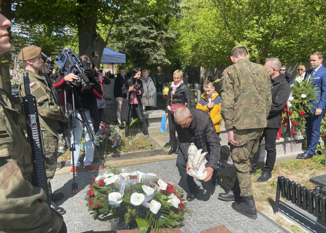 Odsłonięto nagrobek Zygmunta Olejniczaka, 12-letniego więźnia obozu dla polskich dzieci przy ul. Przemysłowej
