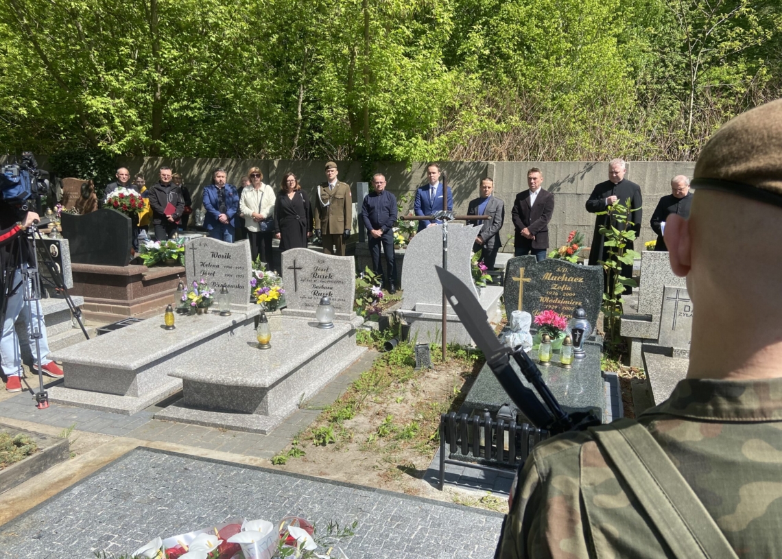 Odsłonięto nagrobek Zygmunta Olejniczaka, 12-letniego więźnia obozu dla polskich dzieci przy ul. Przemysłowej