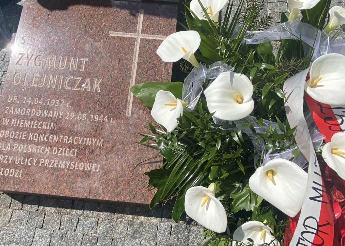 Odsłonięto nagrobek Zygmunta Olejniczaka, 12-letniego więźnia obozu dla polskich dzieci przy ul. Przemysłowej