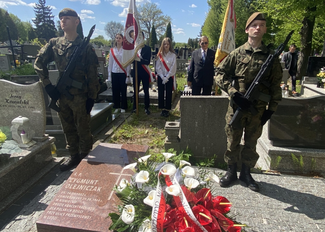 Odsłonięto nagrobek Zygmunta Olejniczaka, 12-letniego więźnia obozu dla polskich dzieci przy ul. Przemysłowej