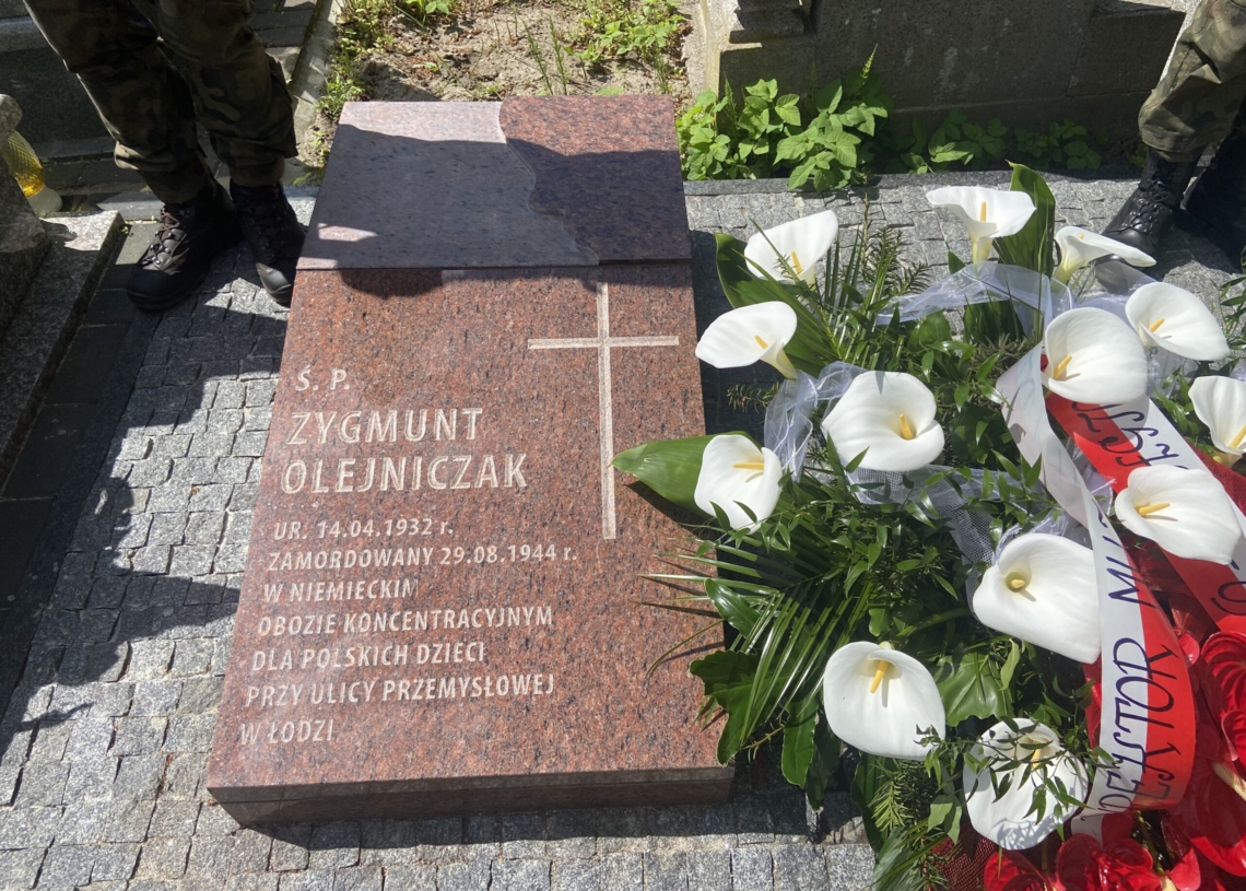 Odsłonięto nagrobek Zygmunta Olejniczaka, 12-letniego więźnia obozu dla polskich dzieci przy ul. Przemysłowej