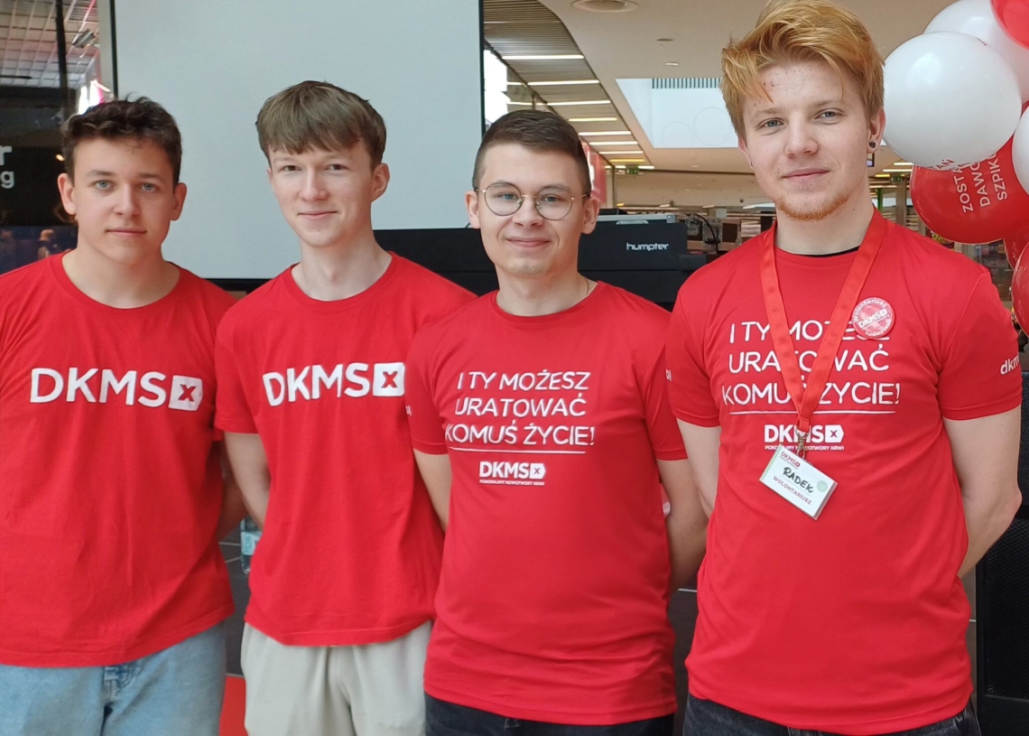 „Serce na dłoni” w Bełchatowie. Uczniowie zachęcają do rejestrowania się w bazie dawców szpiku 1 Serce na dłoni w Bełchatowie. Akcja DKMS