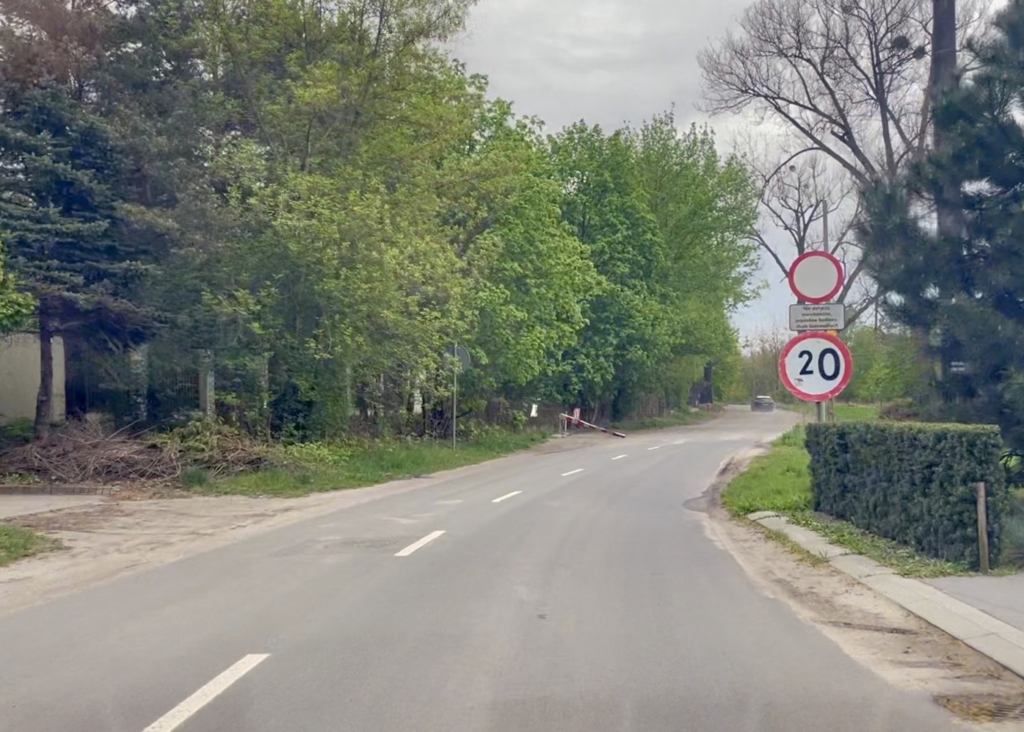 15 kwietnia miał się rozpocząć remont ul. Liściastej. Po drogowcach pozostały tylko znaki i przewrócone barierki
