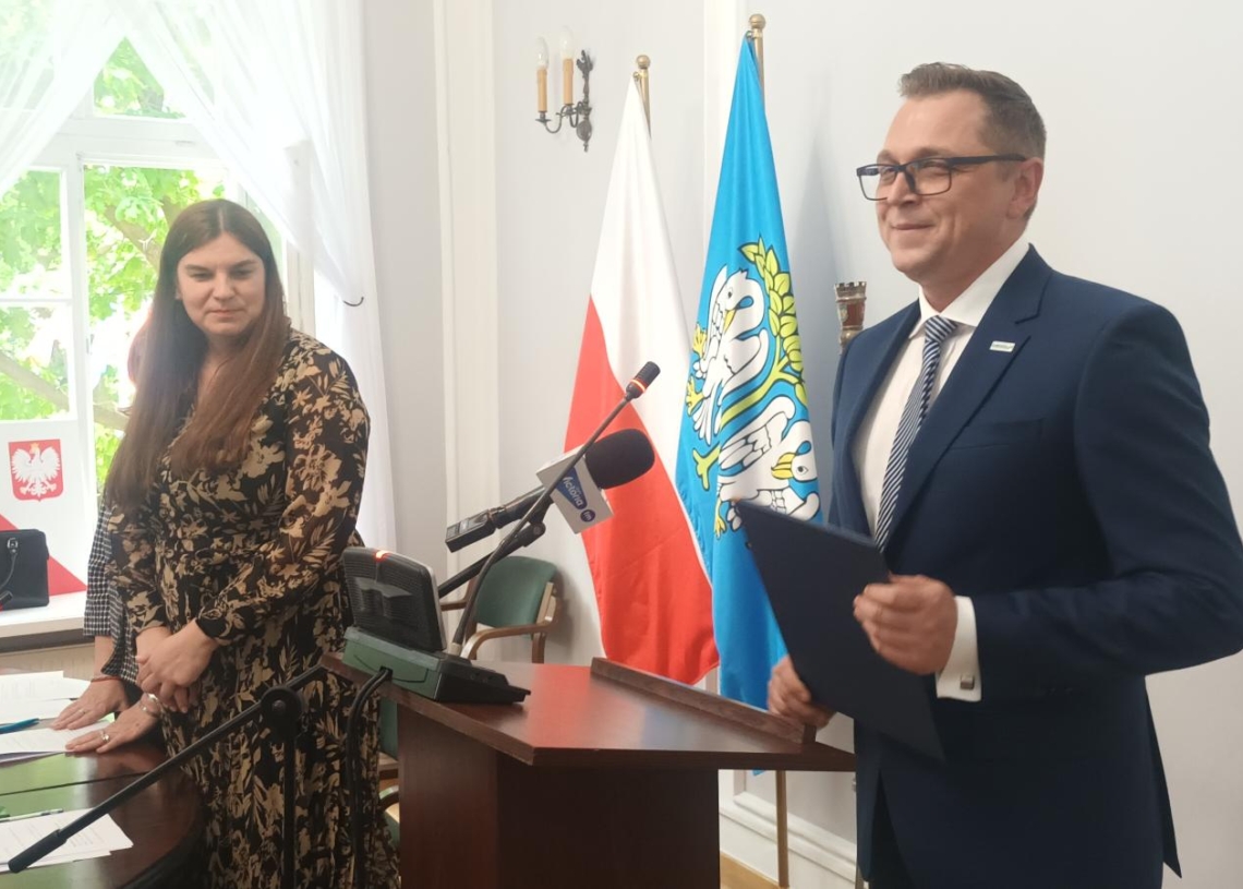 Zaprzysiężenie nowego burmistrza w Łowiczu. Mariusz Siewiera odebrał klucze do miasta