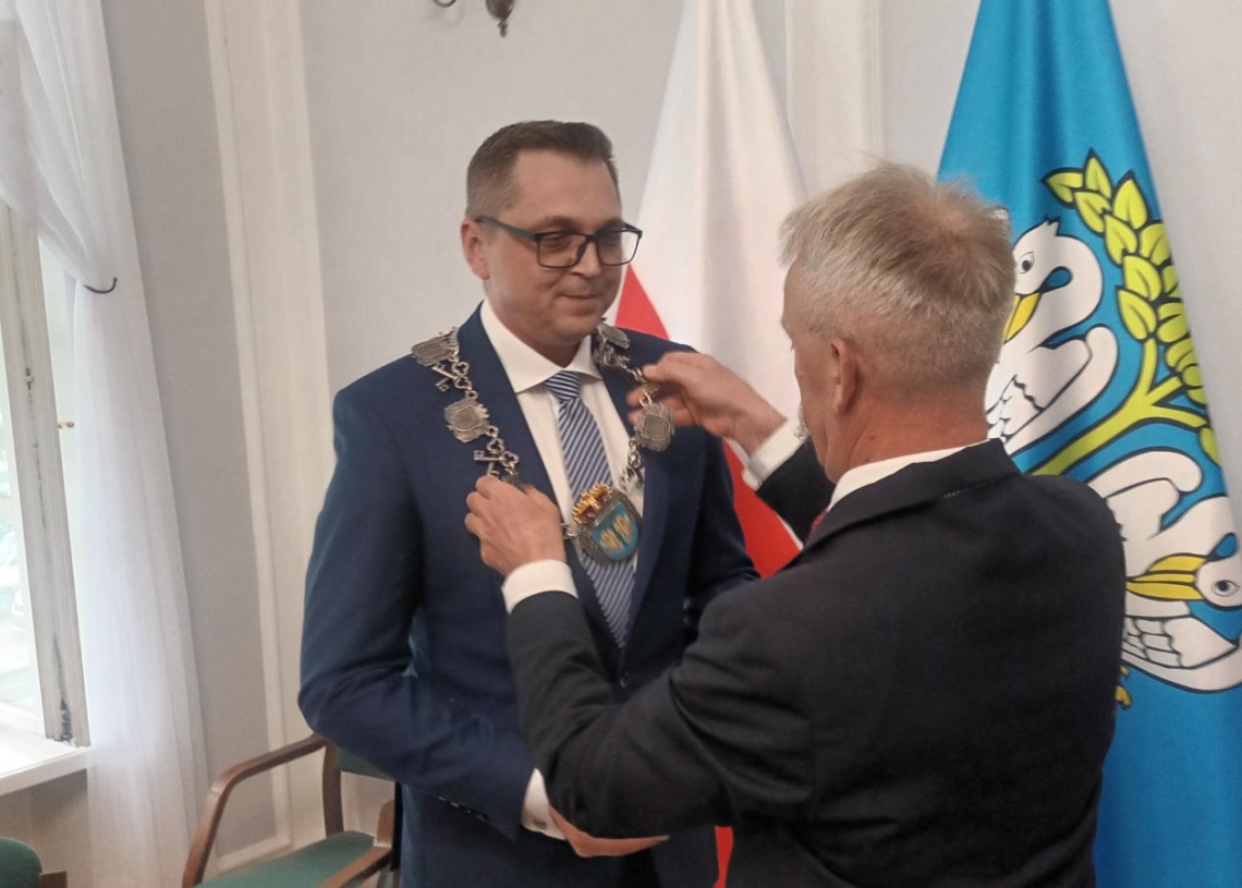 Zaprzysiężenie nowego burmistrza w Łowiczu. Mariusz Siewiera odebrał klucze do miasta
