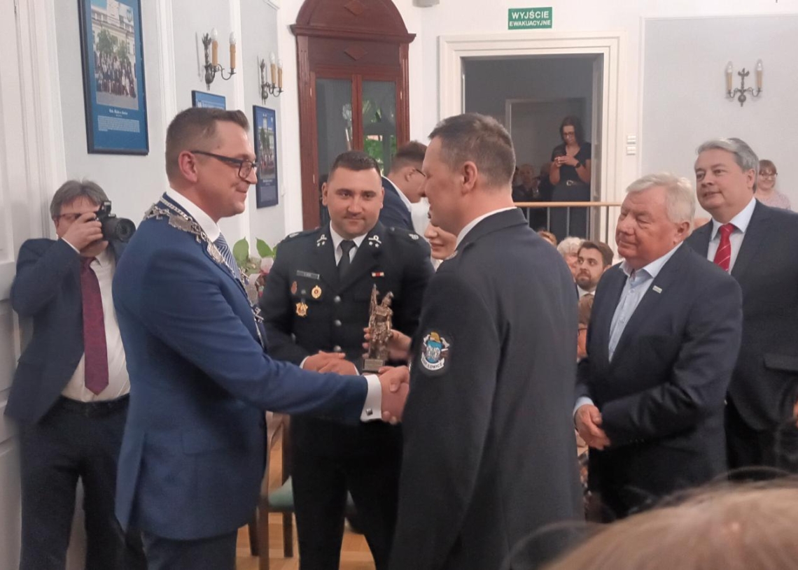 Zaprzysiężenie nowego burmistrza w Łowiczu. Mariusz Siewiera odebrał klucze do miasta