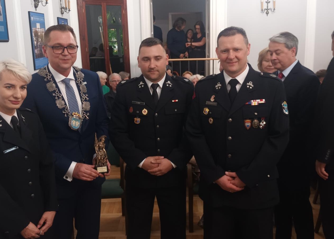 Zaprzysiężenie nowego burmistrza w Łowiczu. Mariusz Siewiera odebrał klucze do miasta