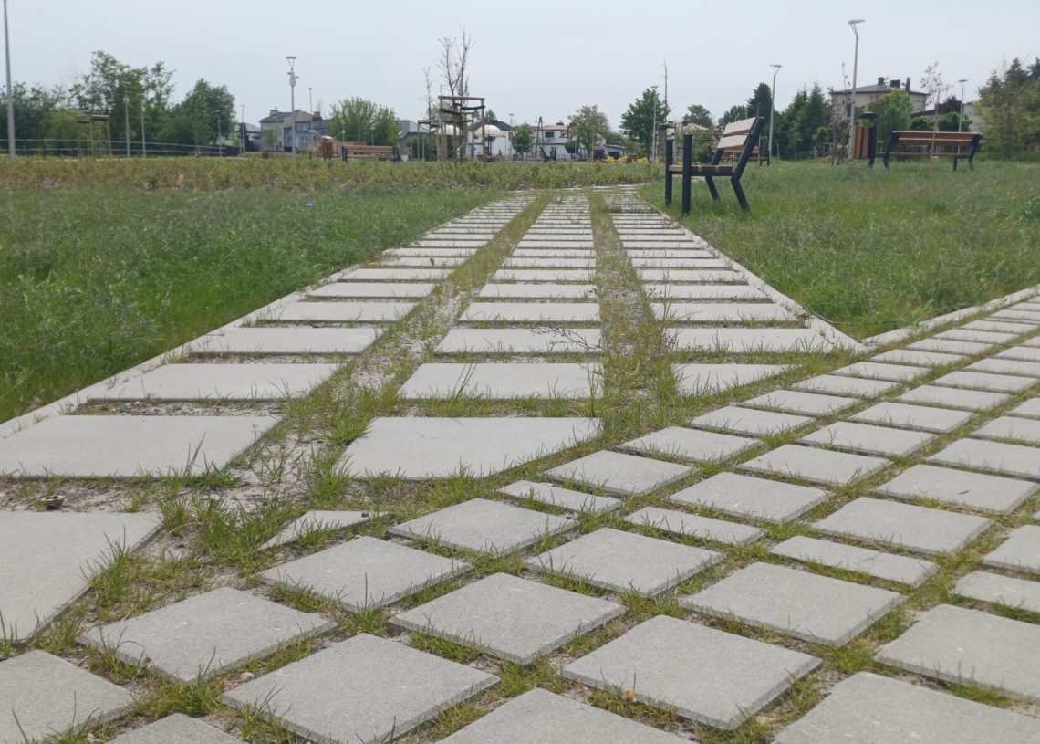 Radomszczanie skarżą się na nawierzchnię odrestaurowanego terenu Glinianki