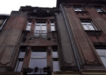 Fragment elewacji kamienicy spadł na samochód