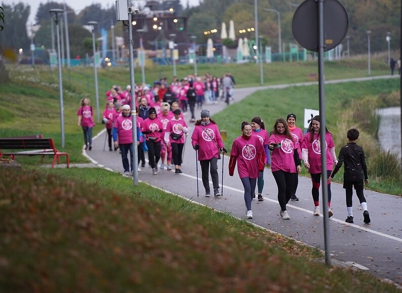 "Badamy Nie Tylko Mamy". Skierniewickie Amazonki edukują na temat raka piersi 1 „Badamy Nie Tylko Mamy”. Skierniewickie Amazonki edukują na temat raka piersi