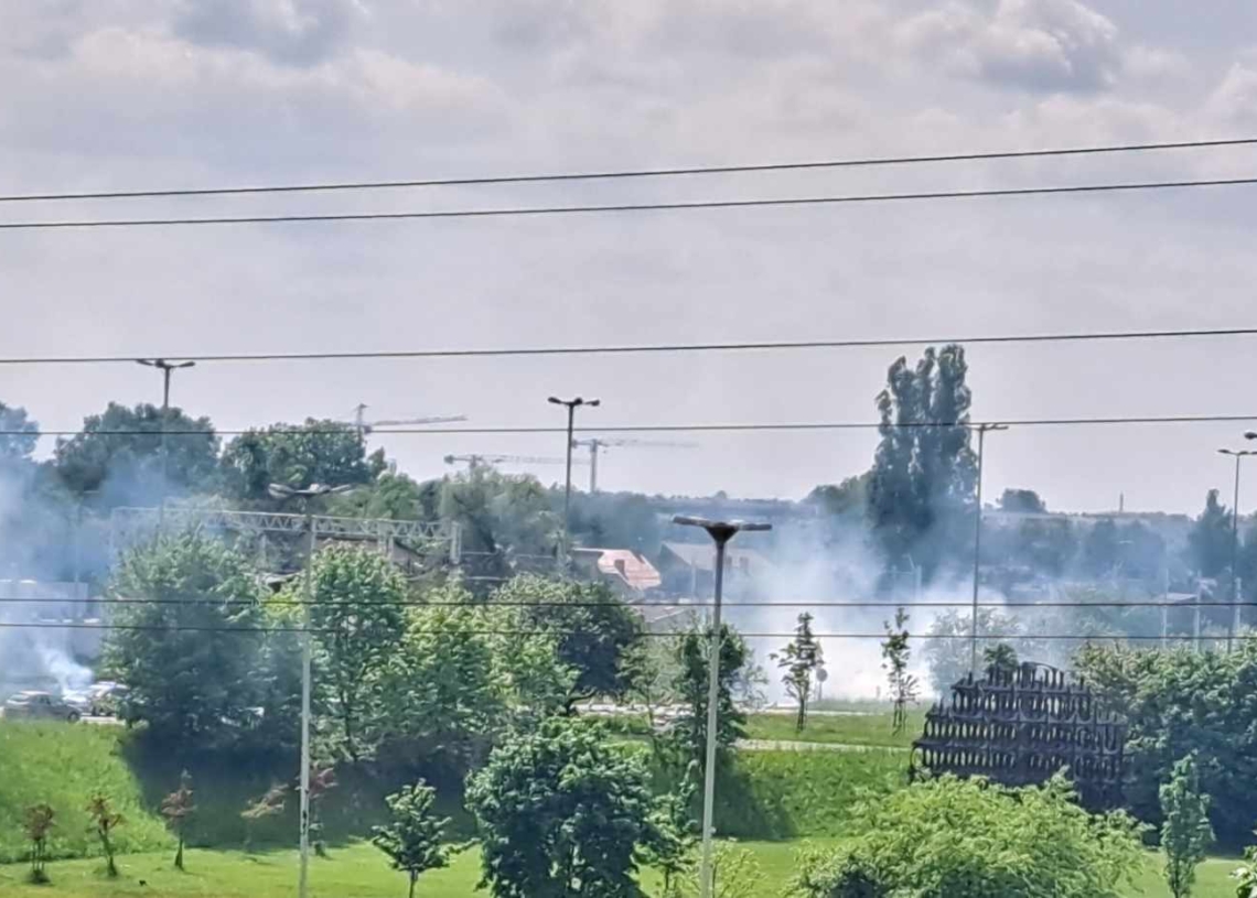 Pożar traw u zbiegu ulic Maratońskiej i Retkińskiej