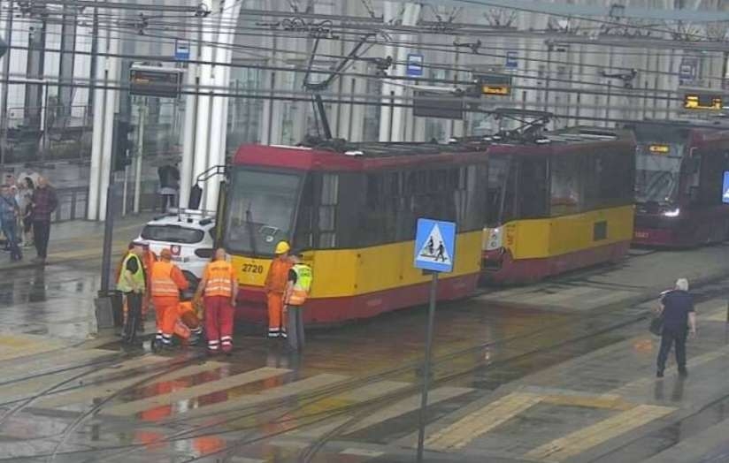 Wykolejenie tramwaju linii 8 na przystanku Piotrkowska Centrum. Cztery linie kursowały objazdem