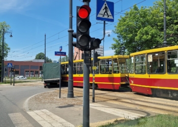 Zderzenie tramwaju z autem na ul. Dąbrowskiego