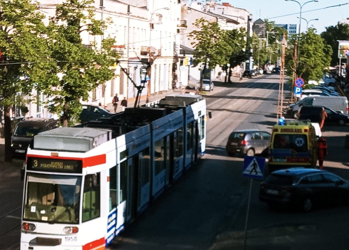 Wypadek na ul. Rzgowskiej. Osobówka zderzyła się z tramwajem linii 3 1 Wypadek na ul. Rzgowskiej