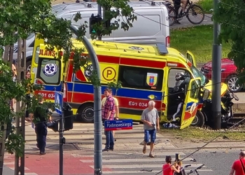 Wypadek karetki na skrzyżowaniu Paderewskiego i Tuszyńskiej w Łodzi. Trzy osoby w szpitalu