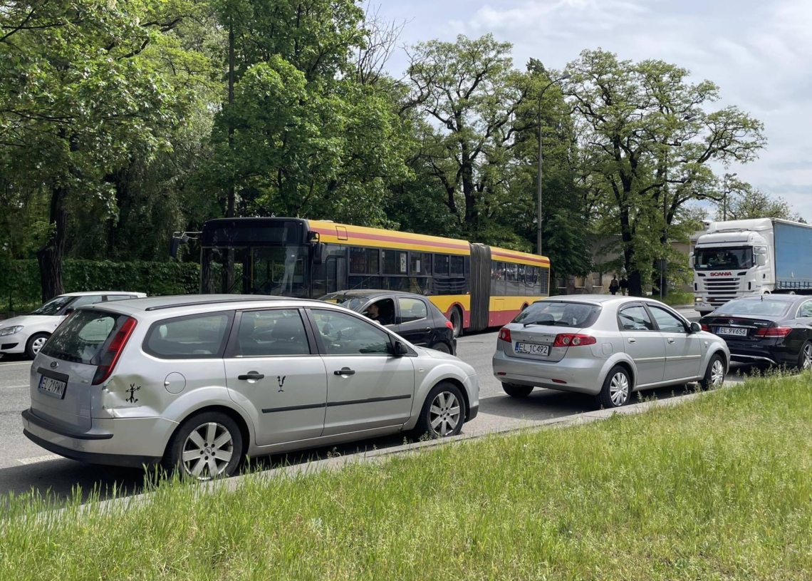 Utrudnienia na ul. Traktorowej. Jeden pas ruchu blokuje zepsuty autobus