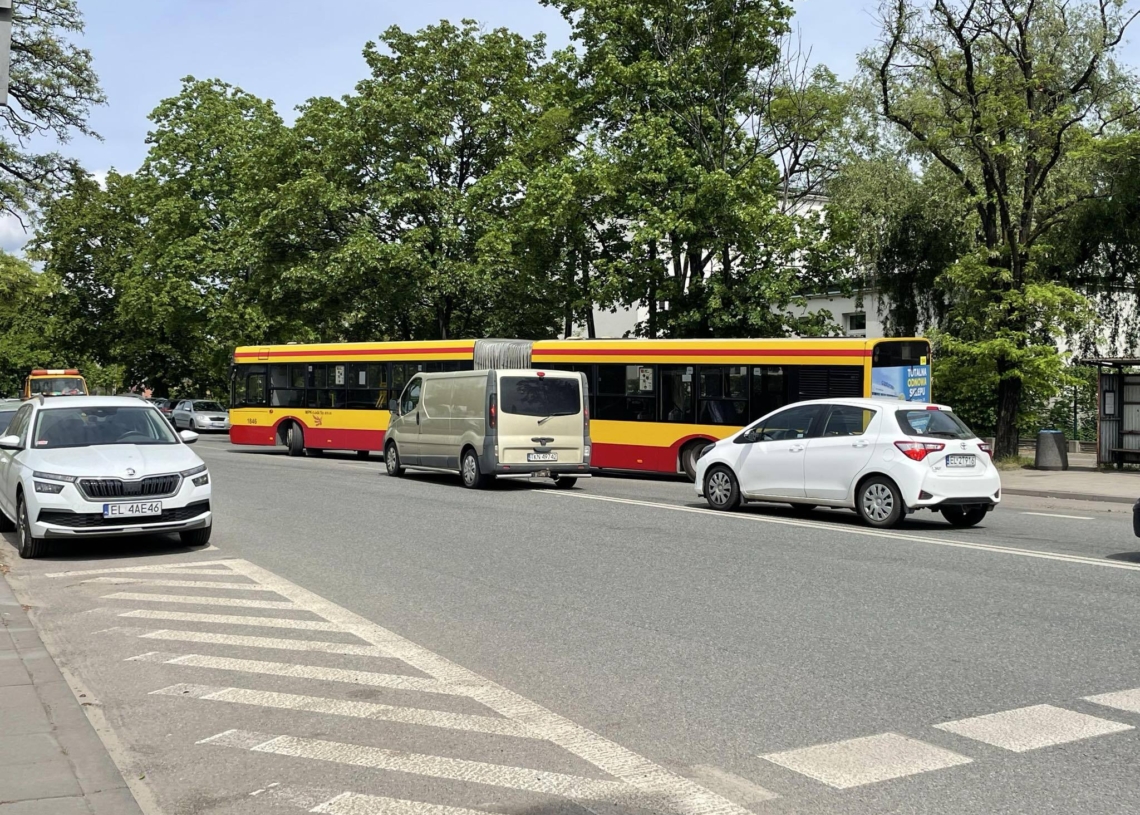 Utrudnienia na ul. Traktorowej. Jeden pas ruchu blokuje zepsuty autobus