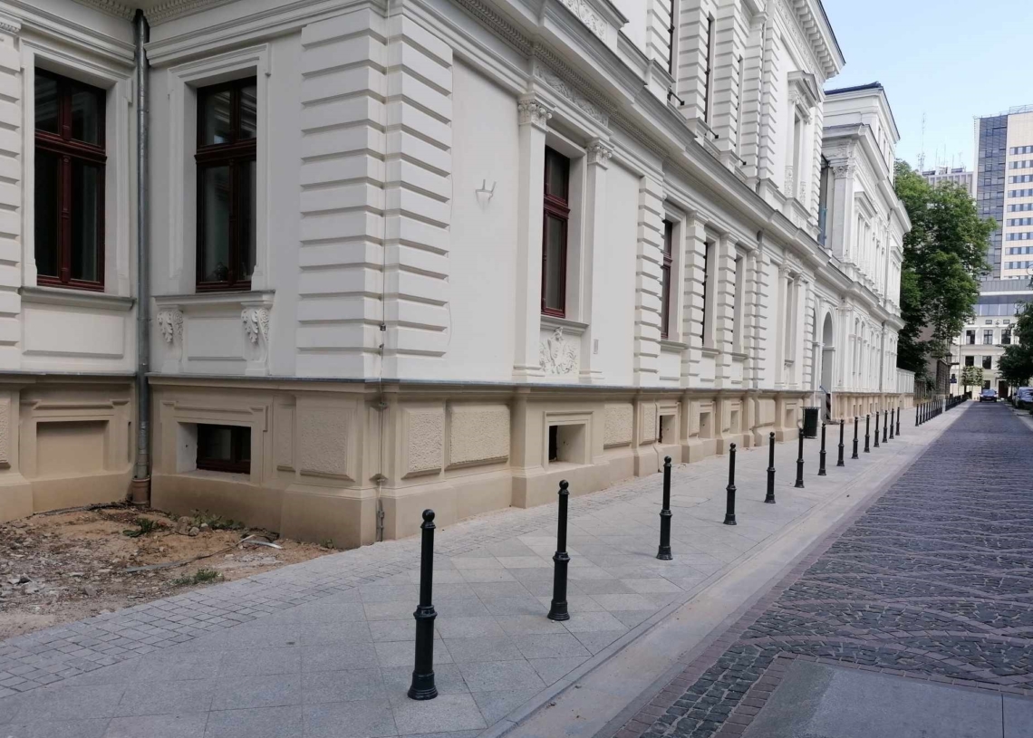 Na poboczu ul. Moniuszki zamontowano słupki