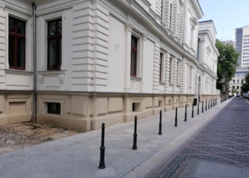 Na poboczu ul. Moniuszki zamontowano słupki