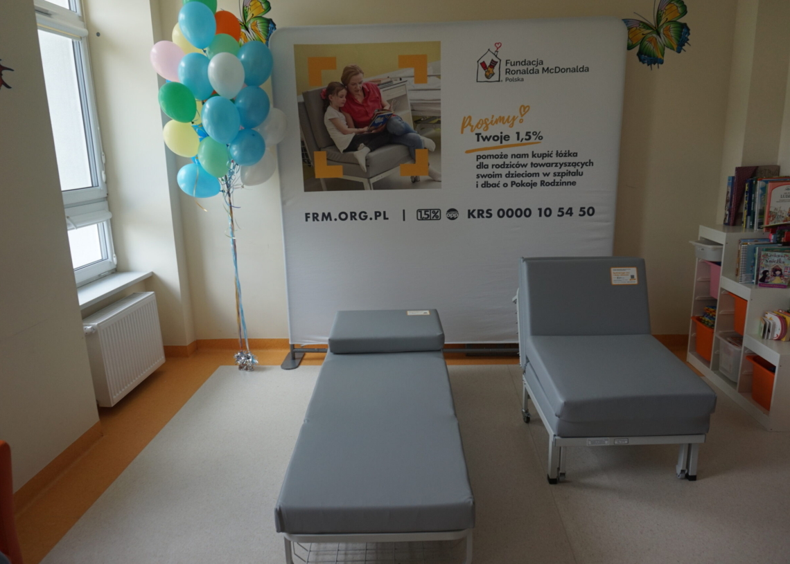 Nowe rozkładane łóżka na oddziale dziecięcym w skierniewickim szpitalu