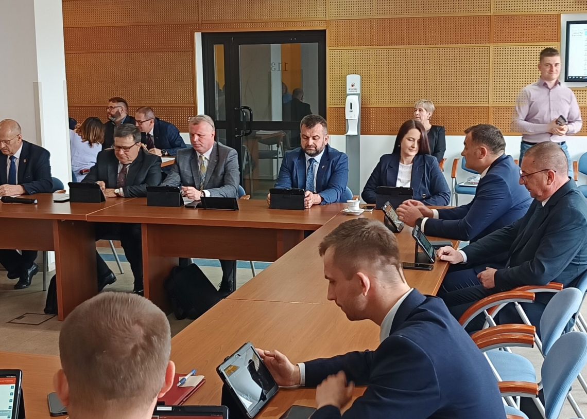 Powiat sieradzki: Pierwsza sesja i wybór zarządu