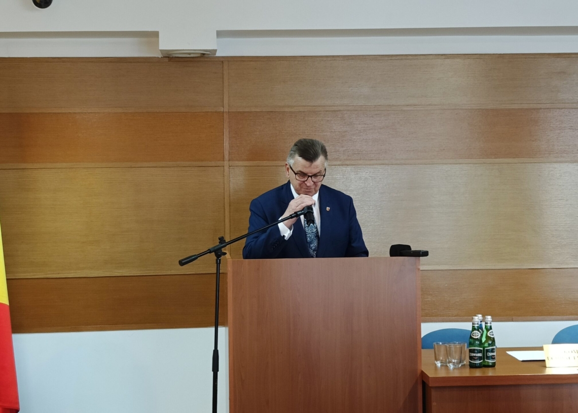 Powiat sieradzki: Pierwsza sesja i wybór zarządu