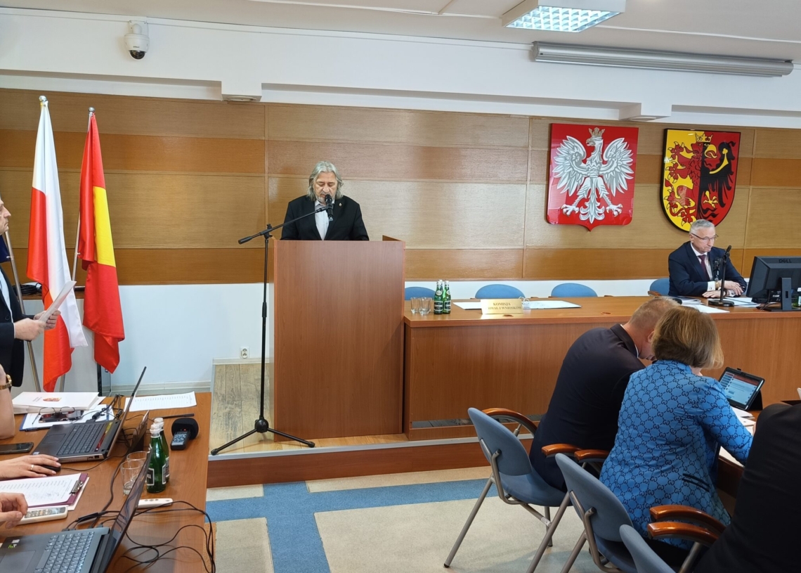 Powiat sieradzki: Pierwsza sesja i wybór zarządu