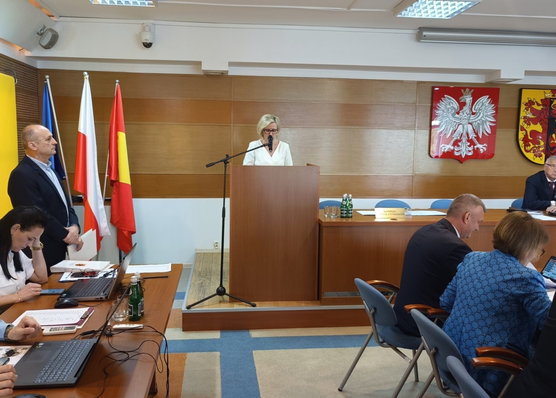 Powiat sieradzki: Pierwsza sesja i wybór zarządu
