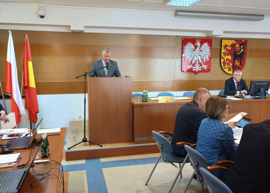 Powiat sieradzki: Pierwsza sesja i wybór zarządu