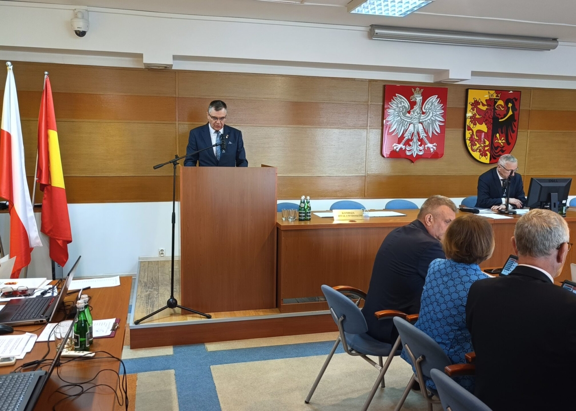 Powiat sieradzki: Pierwsza sesja i wybór zarządu