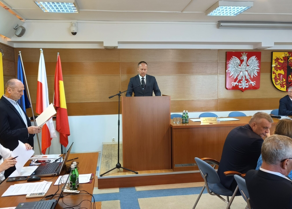 Powiat sieradzki: Pierwsza sesja i wybór zarządu