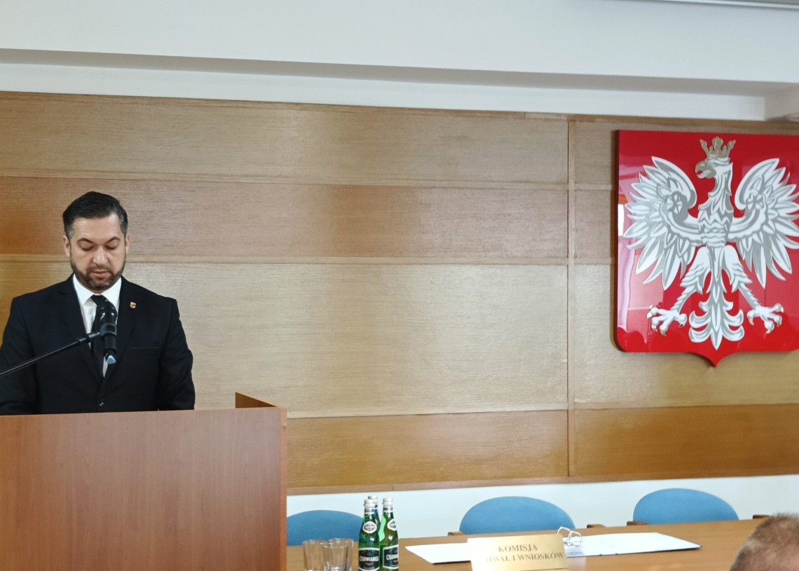 Powiat sieradzki: Pierwsza sesja i wybór zarządu