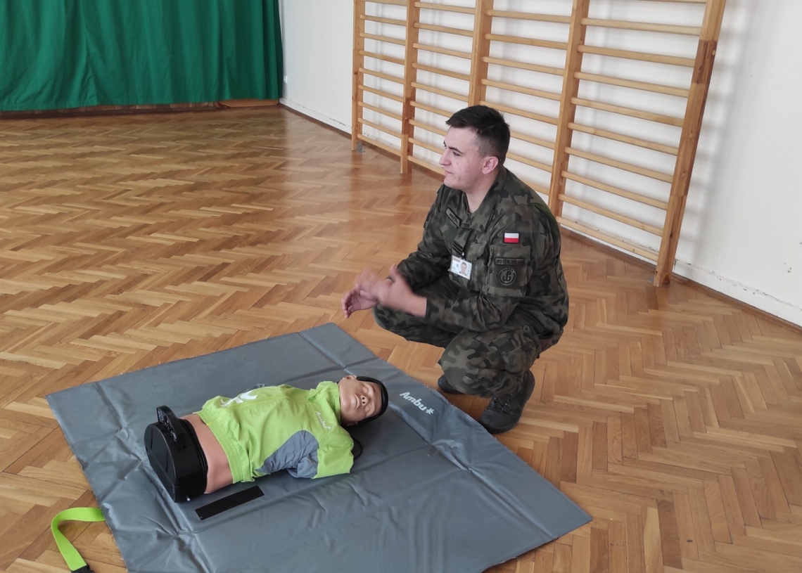 „Edukacja z wojskiem” – rozpoczął się cykl szkoleń dla uczniów w Łódzkiem