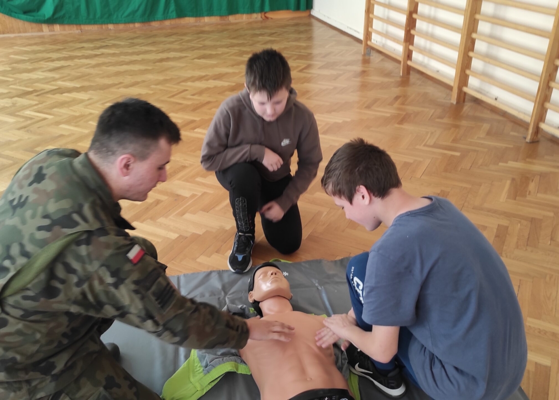 „Edukacja z wojskiem” – rozpoczął się cykl szkoleń dla uczniów w Łódzkiem