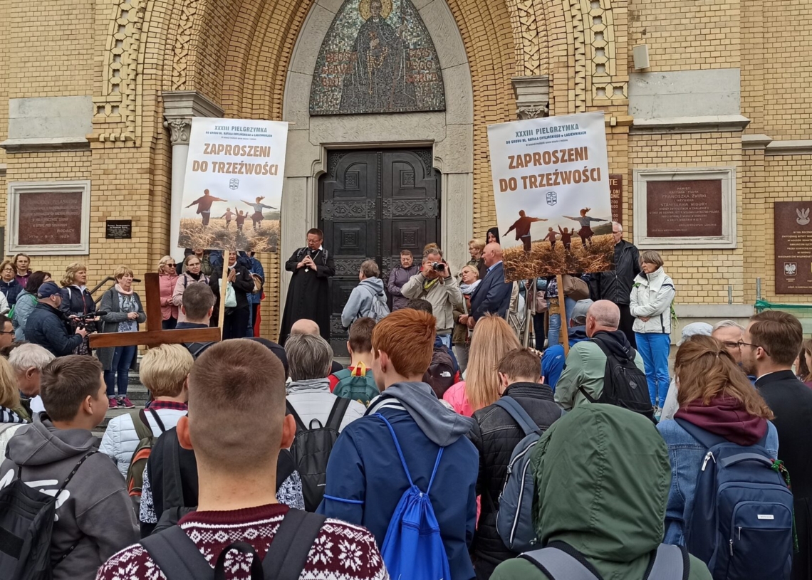 Pielgrzymka w intencji trudnych spraw miasta i regionu idzie ulicami Łodzi