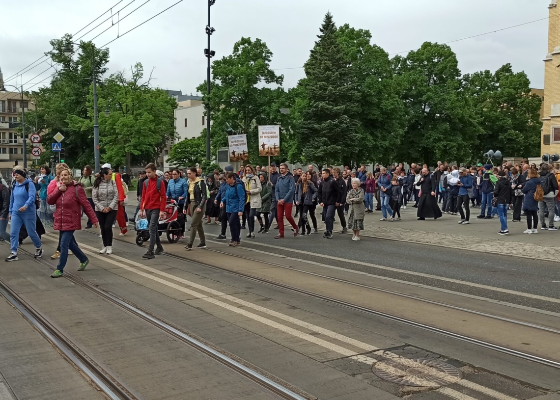 Pielgrzymka w intencji trudnych spraw miasta i regionu idzie ulicami Łodzi