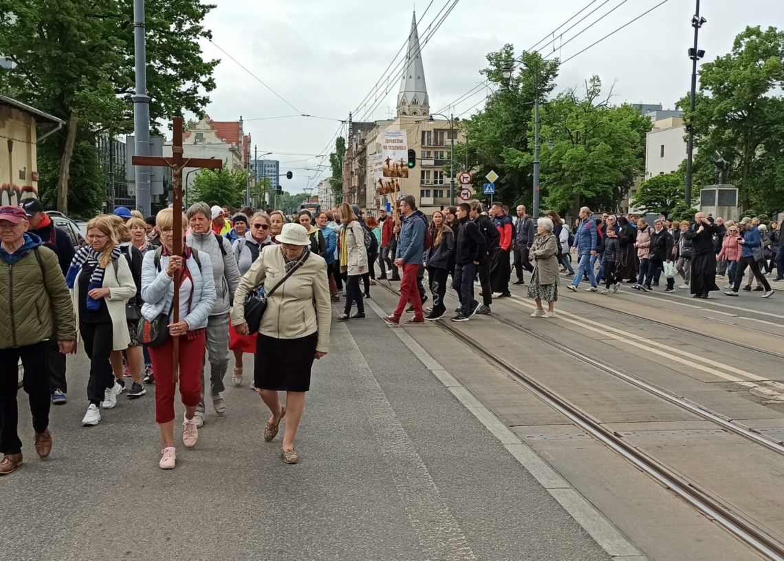 Pielgrzymka w intencji trudnych spraw miasta i regionu idzie ulicami Łodzi