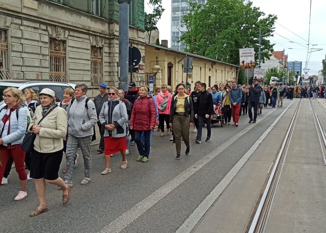 Pielgrzymka w intencji trudnych spraw miasta i regionu idzie ulicami Łodzi