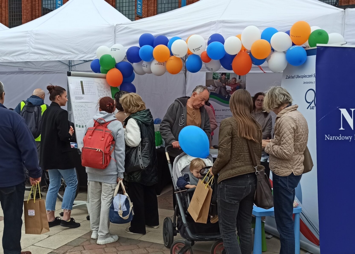 Seniorzy z Łodzi rozpoczęli swoje święto. Na rynku Manufaktury wystartowały senioralia