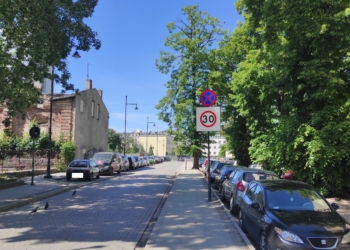 Nowe Centrum Łodzi bez strefy płatnego parkowania - 3 ulice to „El Dorado dla kierowców”. Czy na pewno?