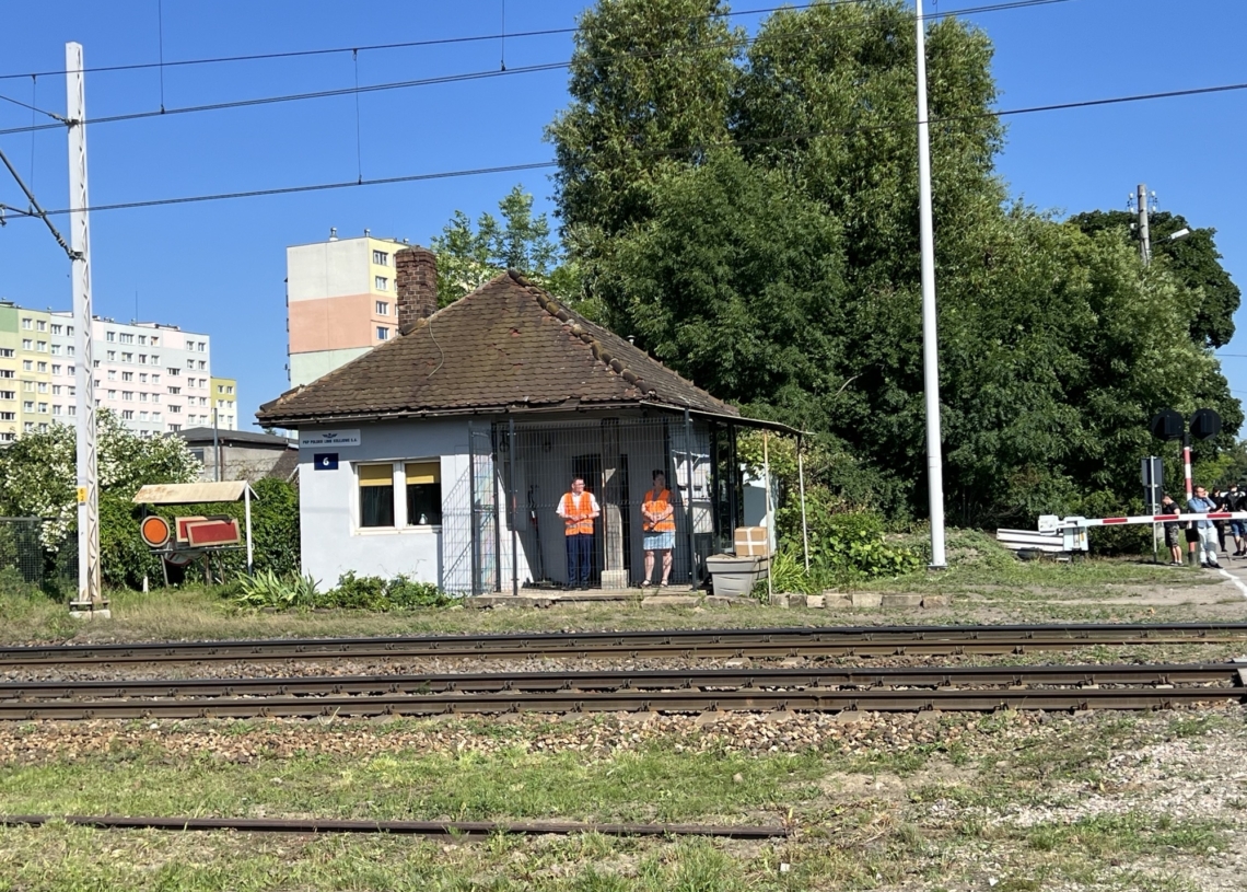 PKP PLK przypomina o zachowaniu bezpieczeństwa na przejazdach kolejowych