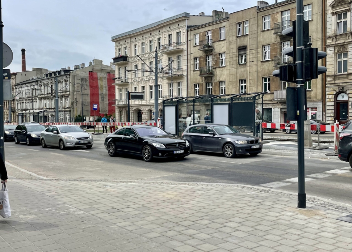 Podwójne przystanki na ul. Zachodniej nadal pojedyncze i do tego placem budowy