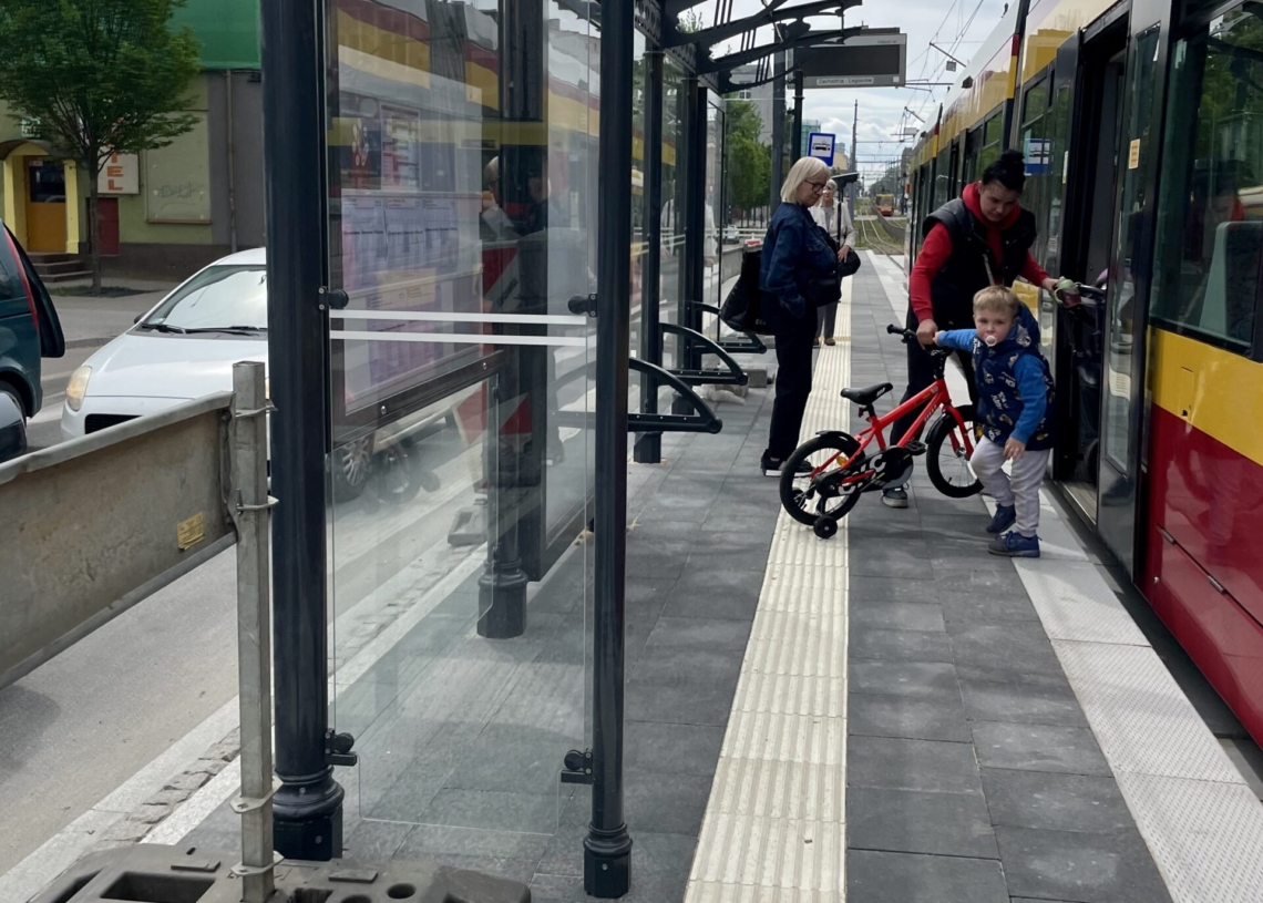 Podwójne przystanki na ul. Zachodniej nadal pojedyncze i do tego placem budowy