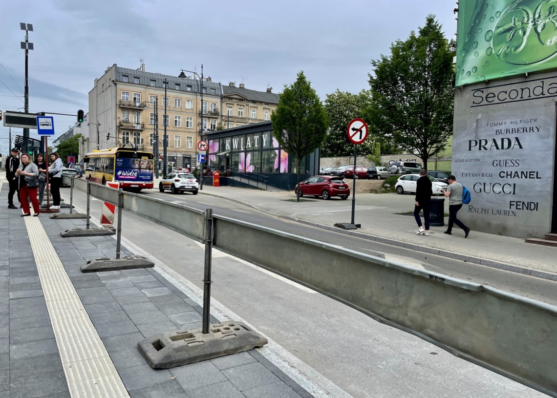 Podwójne przystanki na ul. Zachodniej nadal pojedyncze i do tego placem budowy