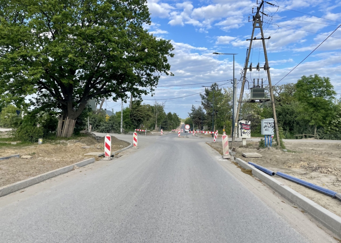 Przybywa asfaltu na modernizowanej ul. Pomorskiej, ale koniec inwestycji nastąpi dopiero w grudniu
