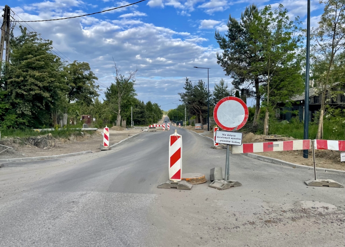 Przybywa asfaltu na modernizowanej ul. Pomorskiej, ale koniec inwestycji nastąpi dopiero w grudniu